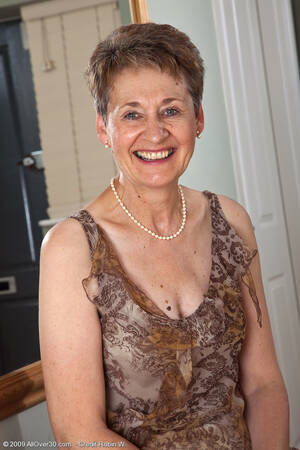 60 Year Porn Dee - 60 year old Dee shows off her shaven mature pussy - Pichunter