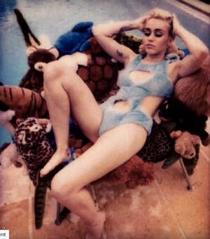 Miley Cyrus Cei Porn - Credeai cÄƒ doar pe scenÄƒ e porno? Miley Cyrus sfideazÄƒ regulile ÅŸi acasÄƒ |  Spynews.ro