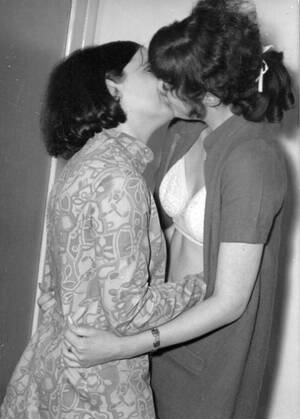 80s Lesbian Kissing - Vintage Lesbian Kissing Porn Pics & Naked Photos - PornPics.com