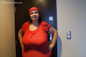 massive bbw tits in shirt - Funny mature bitch in a red T-shirt and hat - Golden BBW - Picture 1
