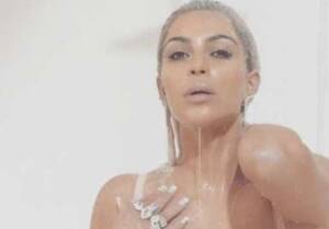 Fergie Shower Porn - VIDEO) Kim Kardashian reventÃ³ Instagram con sensual baÃ±o de leche