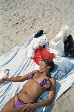 black ebony nude beach - Black family nudist. Photo #2