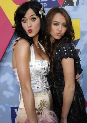 Katy Perry Miley Cyrus Porn - If Katy Perry's song 'I Kissed a Girl' is about Miley Cyrus, she would have  been 15 at the time â€“ New York Daily News