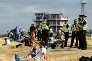 Modern Schoolgirl Porn - Crowds waited to catch a glimpse of the US President