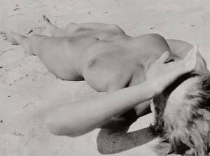 Amateur Hd Beach Nude - Raoul Hausmann Deux nus fÃ©minins allongÃ©s sur une plage | Art Blart