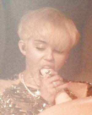 Miley Cyrus Sucking Dick Porn - MILEY CYRUS SUCKING DICK ON STAGE Porn Pictures, XXX Photos, Sex Images  #1503053 - PICTOA