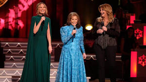 jennifer nettles upskirt - Jennifer Nettles talks about hosting 'CMA Country Christmas' on ABC - ABC7  Los Angeles