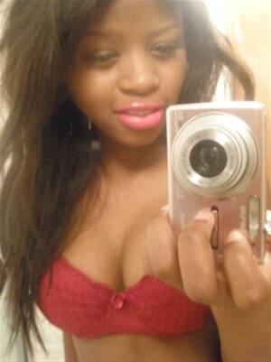 amateur ebony selfshots - Busty black teen taking sexy selfshots of herself, big picture #7.