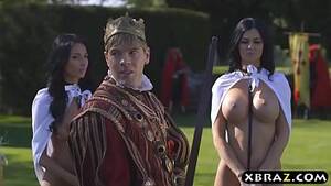 King Porn Xxx - King fucks his busty slutty servants Jasmine and Anissa - XVIDEOS.COM