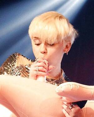 Miley Cyrus Sucking Dick Porn - MILEY CYRUS SUCKING DICK ON STAGE Porn Pictures, XXX Photos, Sex Images  #1503053 - PICTOA