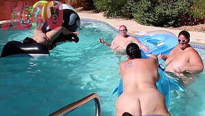 bbw poolside - Pool Party - MatureTube.com