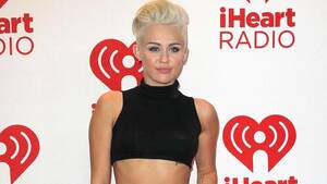 Miley Cyrus Parody - Miley Cyrus filma un videoclip con una actriz porno
