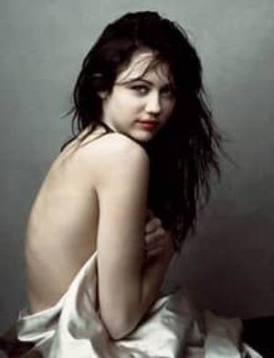 Miley Cyrus Porn Captions Dad - Miley Cyrus Vanity Fair photo 'beautiful': Leibovitz | CBC News
