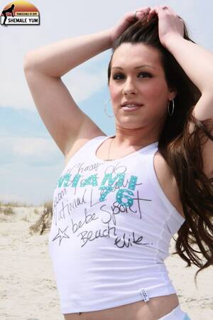 american shemale chrissy - Sexy Brunette Tranny Chrissy â€“ Grooby