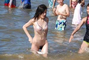 loses bikini - Girl loses her bikini bottom at a public beach - Voyeur Hub