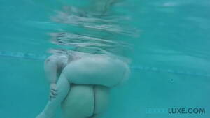 Chubby Underwater Porn - Busty BBW Lexxxi Luxe and BBW Friend Play Underwater in Pool - XNXX.COM