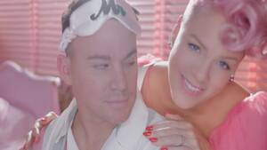 Channing Tatum Bdsm Porn - Channing Tatum in Pink's 'Beautiful Trauma' Video: Drag, Pills and Bondage!