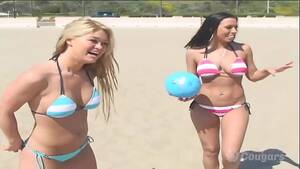 Beach Cabin Lesbians - Crazy Lesbian Orgy Breaks Out On Beach Day - XVIDEOS.COM