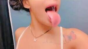 Black Girl Long Tongue - Black girl show long tongue and drool - Thothub