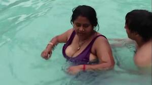 Hot Aunt Porn Sitting Pool - Hot sexy desi aunty showing assets in the pool - XVIDEOS.COM