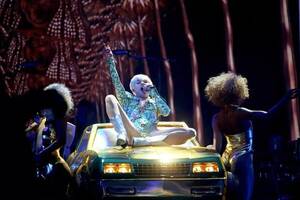 bikini shemale miley cyrus - Miley Cyrus drugs London show: Swears at crowd ''you bunch of s**ts'', says  they've ''been taking pills'' - Irish Mirror Online