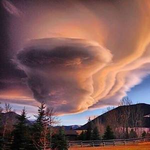 Lenticular Porn - Breathtaking lenticular clouds in Red Lodge, Montana.