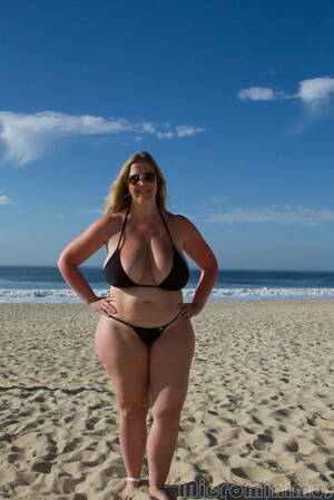 Giant Tits Bikini - Curvy blonde with huge boobs in a tiny bikini Foto Porno - EPORNER