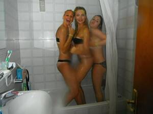 Best Friends Shower - Friends shower together. Good friends take pictures. Porn Pic - EPORNER