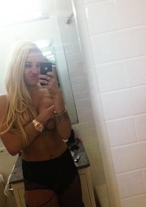 Amanda Bynes Tits - Topless Amanda Bynes Tweets Photos