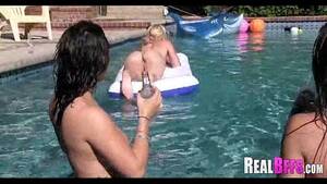 lesbian pool party orgy cris - Pool party orgy 061 - XVIDEOS.COM