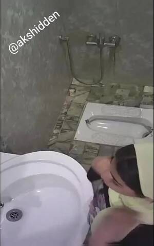 Iranian Voyeur Porn - WC voyeur: iranian girl in toilet - video 3 - ThisVid.com