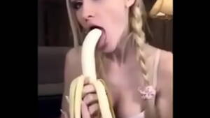 girl sucking banana - Teen sucks banana - XVIDEOS.COM