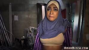 Arab Housewife Porn - Arab house wife fuck The Booty Drop point, 23km outside base - XVIDEOS.COM