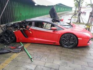 Car Crash Porn - Chinese porn star and driver escape Lamborghini Aventador fire.