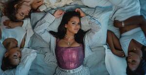 Ariana Grande Selena Gomez Sex - Selena Gomez reveals she broke her hand and had surgery