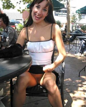Amateur Pussy Flash - This amateur babe is flashing her pussy in public Foto Porno - EPORNER