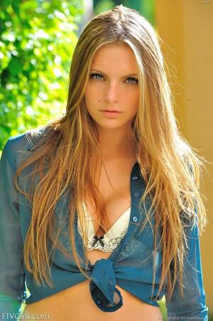 amateur nude office workers - Fresh teen amateur gets naked in public office park - Pichunter