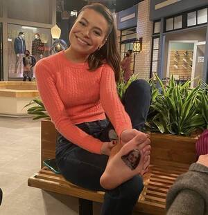 Debby Ryan Feet Porn - Foot photos on the set of the new iCarlyâ€¦? (Posted by Melissa Joan Hart  director of i'M Wild and Crazy) : r/icarly