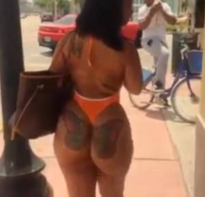 big booty black girls flashing - Big black ass with butterfly tattoo on the street VIDEO
