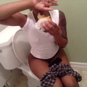 black girl porn vines - Prettiest black girl on toilet. Vine - ThisVid.com