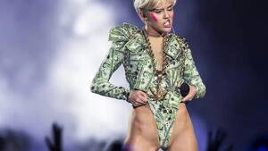 Miley Cyrus Cei Porn - Miley Cyrus ÅŸi-a ÅžOCAT din nou fanii. Gestul divei i-a adus Ã®n delir