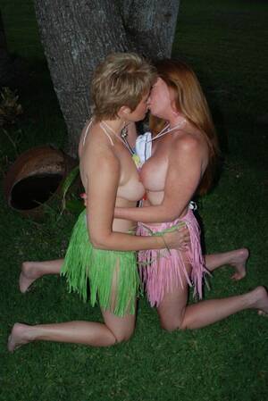 Amateur Milf Lesbian Swingers - Swinger moms licking each other outdoors - Pichunter