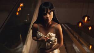 Ariana Grande Selena Gomez Sex - Selena Gomez Says She Felt Pressure to Be Overtly Sexual in Her Early Music  Videos