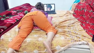 live sex pakistan - Pakistani Girl Has An Orgasm Watching Porn Movie On Computer - XNXX.COM