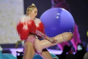 Miley Cyrus Twerking Porn - Miley Cyrus twerking - VMAs video, pictures, news, reaction - Mirror Online