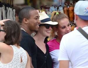 Anne Hathaway Porn Interracial - Anne Hathaway y su marido, dos turistas muy enamorados por las calles de  Ibiza