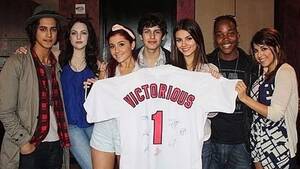 Ariana Grande Victoria Justice Sex - Ariana Grande and Victoria Justice's epic reunion with Victorious cast 10  years on - Mirror Online