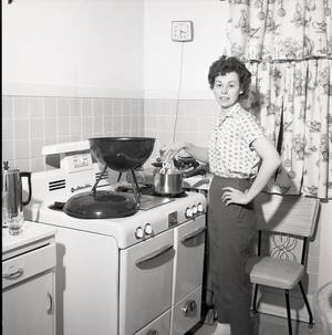 1950 Housewife Retro Kitchen Porn - Vintage Housewife, Retro Housewife, Foto Slide, Vintage Kitchen, Charcoal  Grill, Homekeeping, Family Life, Vintage Stuff, Foyer