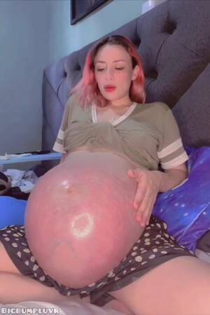big preggos - pregnant w/ quads rubbing - ThisVid.com