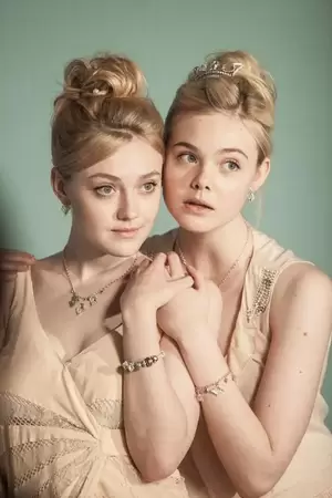 Dakota Fanning Porn - BEAUTIFUL DAKOTA FANNING & ELLE FANNING 8X10 Glossy Photo | eBay